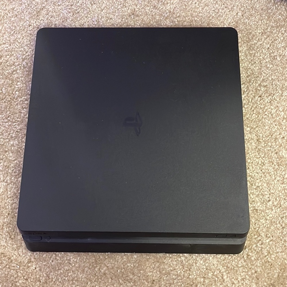 Ps4 and controller - Picture 2 of 6